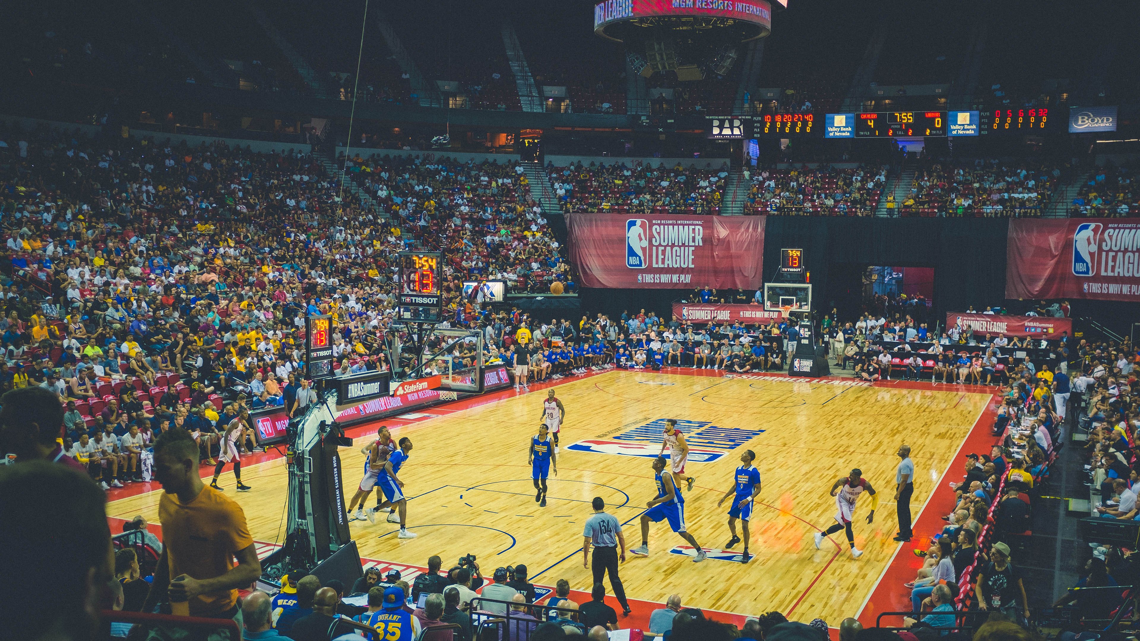 kaiyun app-_城市天台：高楼顶部举办的惊险网球比赛_，楼顶网球场效果图