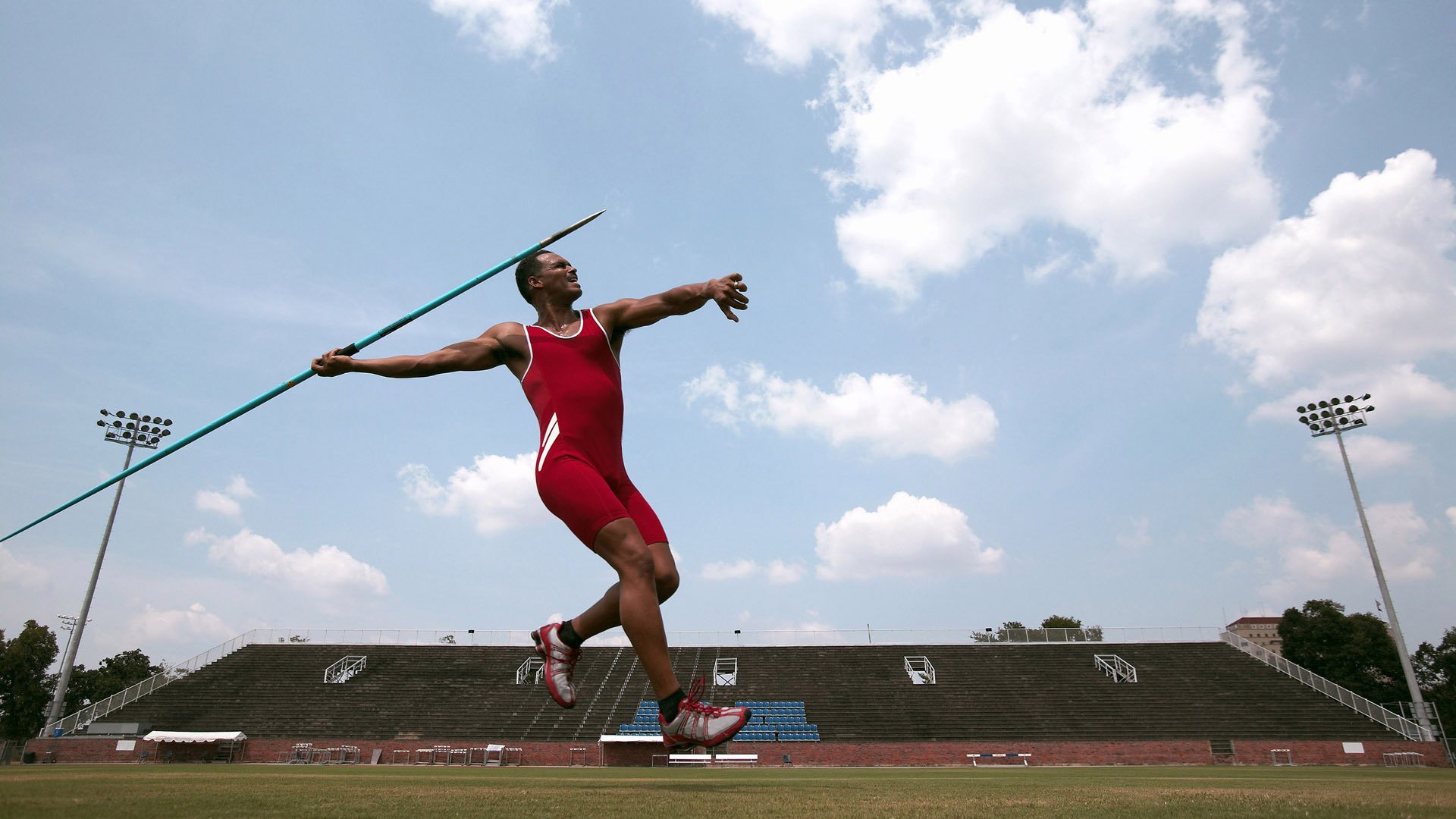 _夜幕城市骑行：灯火中的速度狂欢_，骑行夜景